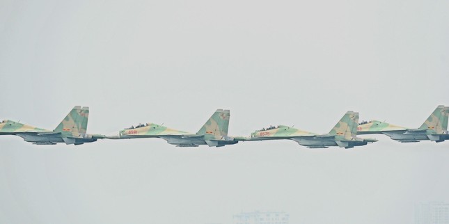 Xem &quot;Hổ mang chúa&quot; Su-30MK2 và trực thăng vũ trang trình diễn trên bầu trời Hà Nội - Ảnh 2.