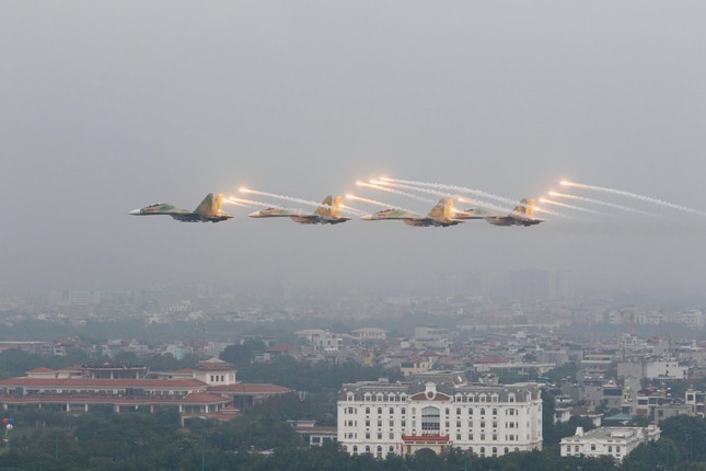 Xem &quot;Hổ mang chúa&quot; Su-30MK2 và trực thăng vũ trang trình diễn trên bầu trời Hà Nội - Ảnh 6.