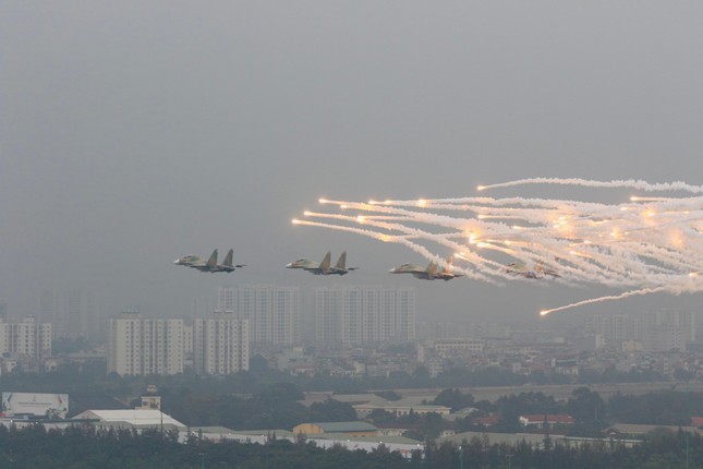 Xem &quot;Hổ mang chúa&quot; Su-30MK2 và trực thăng vũ trang trình diễn trên bầu trời Hà Nội - Ảnh 8.