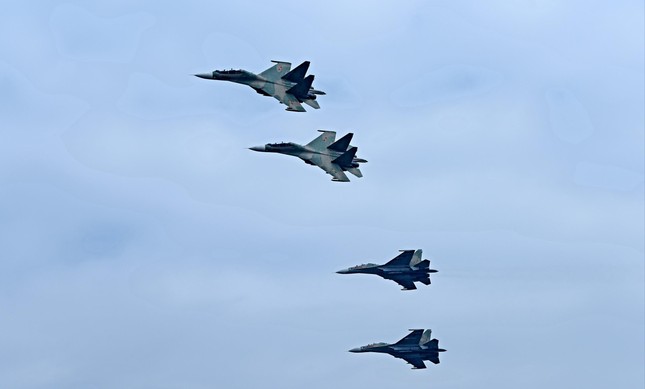 Xem &quot;Hổ mang chúa&quot; Su-30MK2 và trực thăng vũ trang trình diễn trên bầu trời Hà Nội - Ảnh 1.