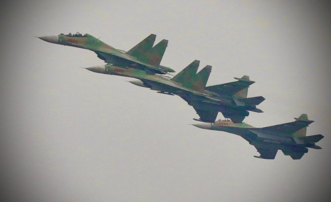 Xem &quot;Hổ mang chúa&quot; Su-30MK2 và trực thăng vũ trang trình diễn trên bầu trời Hà Nội - Ảnh 14.