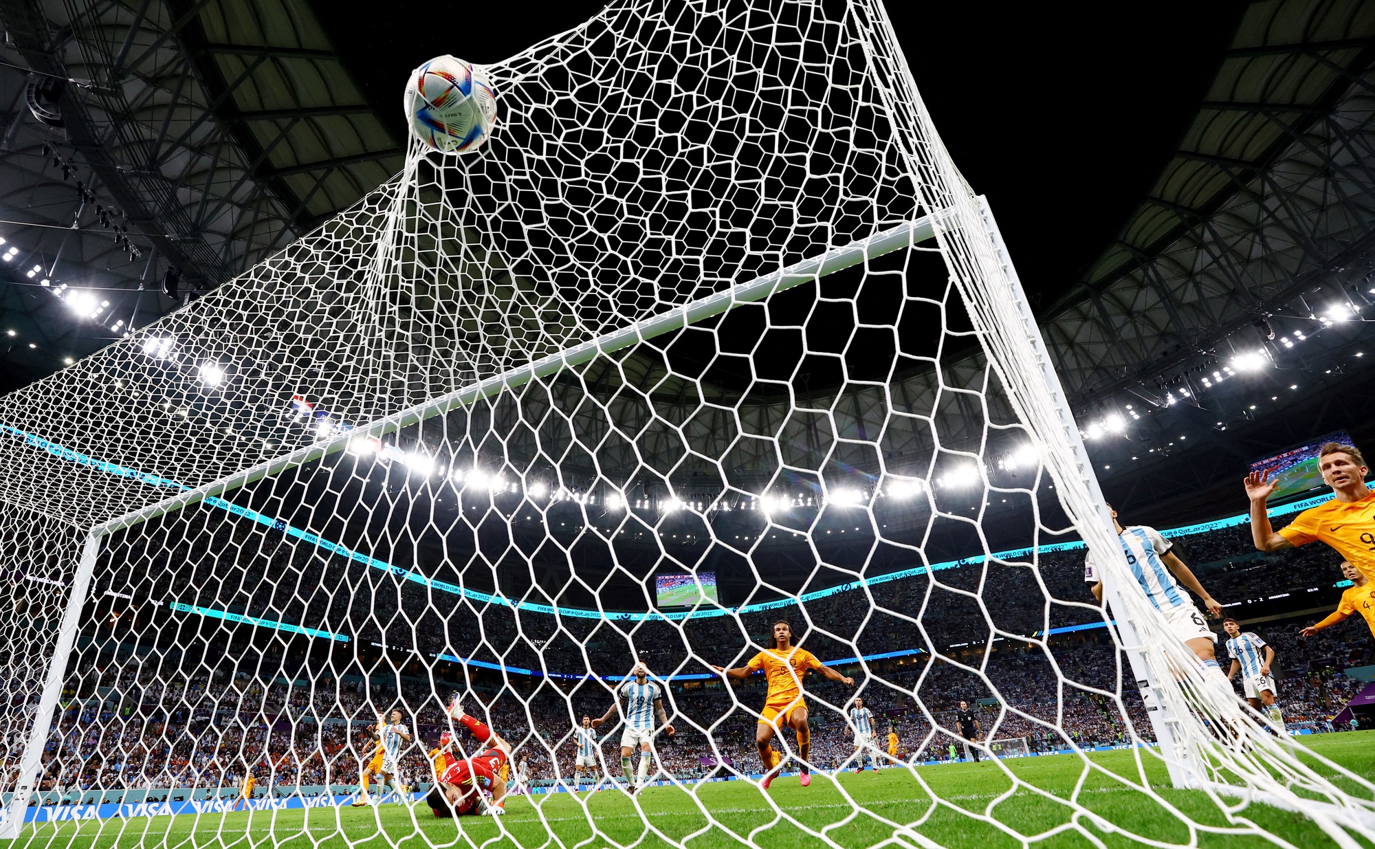 Thắng nghẹt thở trong loạt penalty, Argentina đoạt vé vào Bán kết - Ảnh 16.