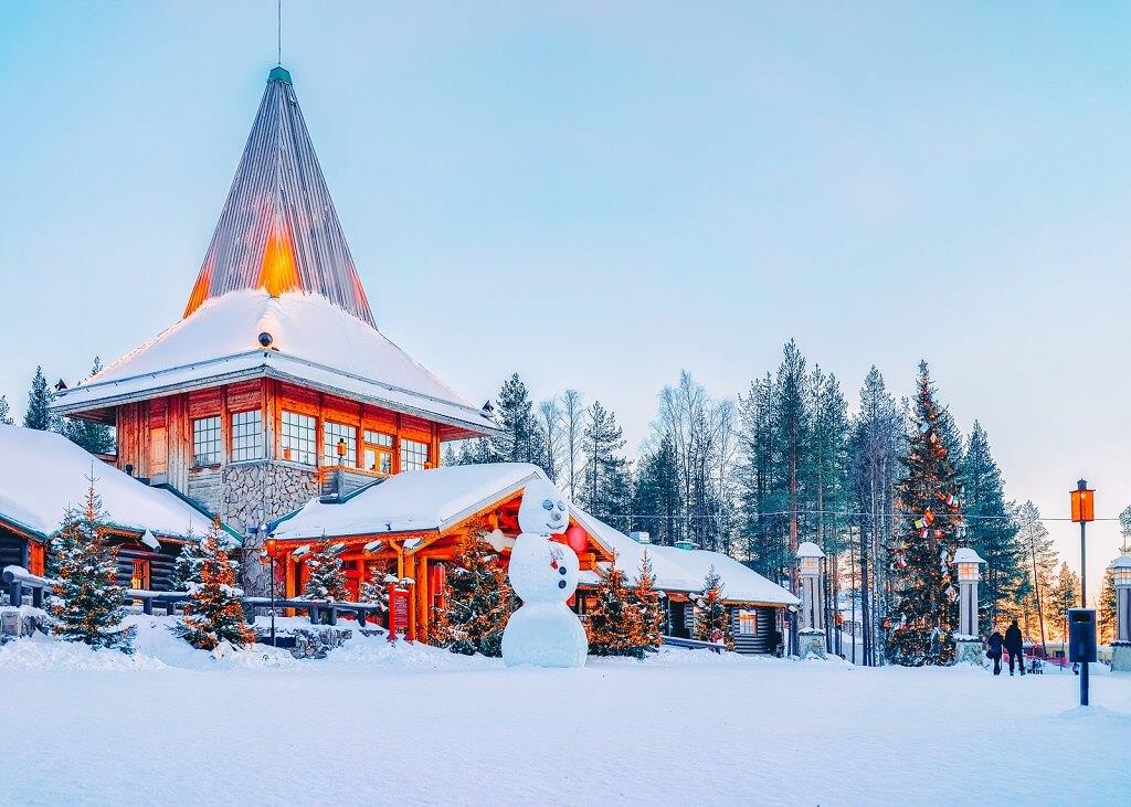 Cận cảnh "ngôi làng ông già Noel" đẹp như cổ tích, tuyết trắng rơi 6 tháng ở Hà Lan - Ảnh 2.