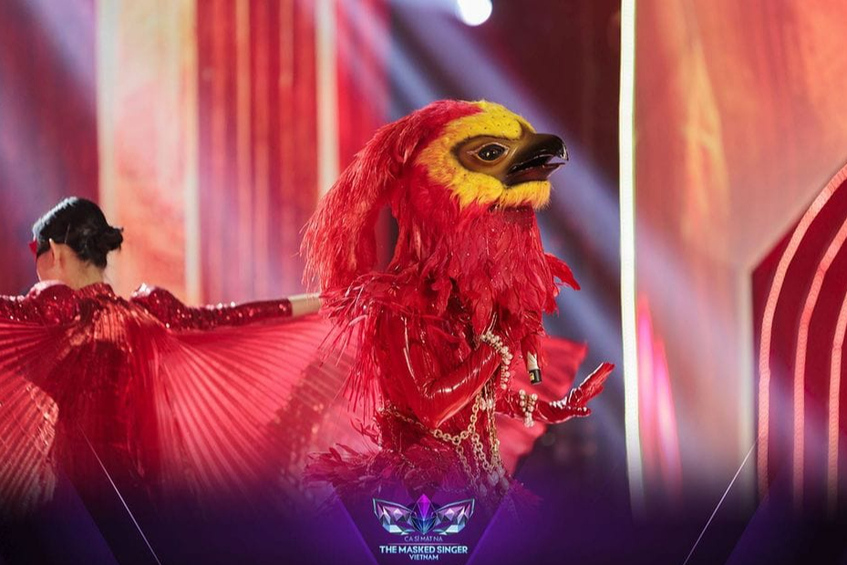 Ekip The Masked Singer tiết lộ hành động đáng yêu của diva Hà Trần khi bị &quot;rớt đầu&quot; Phượng Hoàng Lửa! - Ảnh 1.