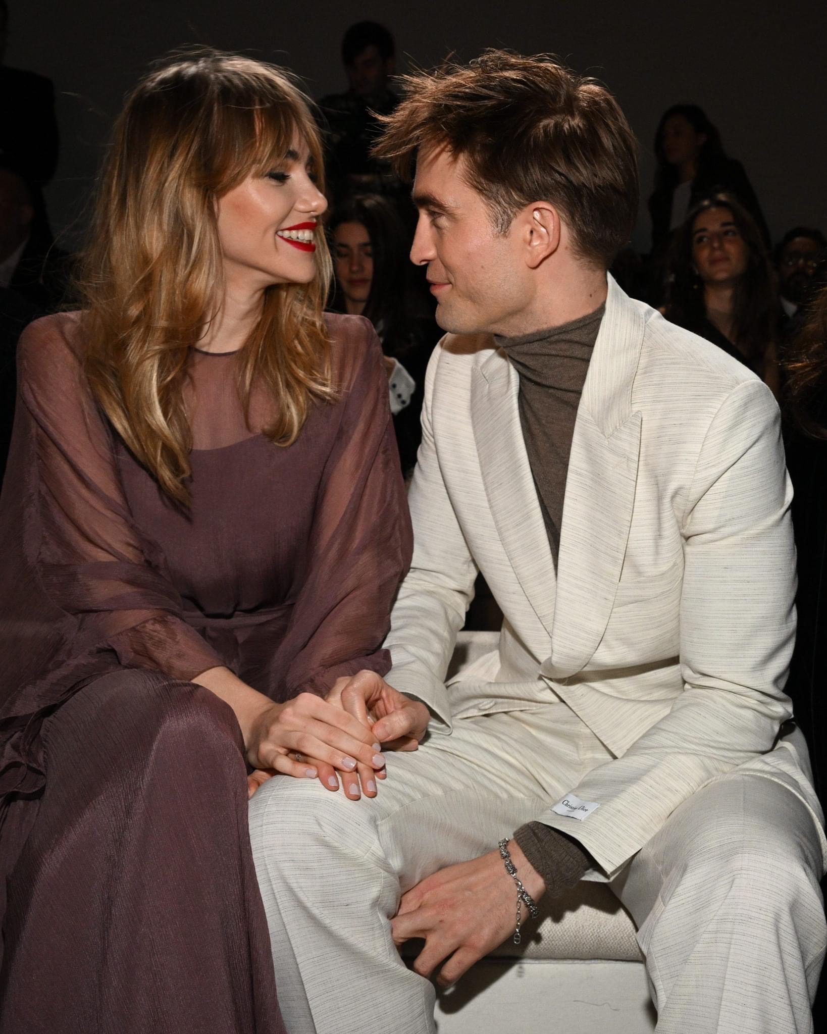 Ma cà rồng Robert Pattinson và bạn gái người mẫu lần đầu công khai lộ diện sau 4 năm yêu, visual cả đôi gây xôn xao - Ảnh 3.