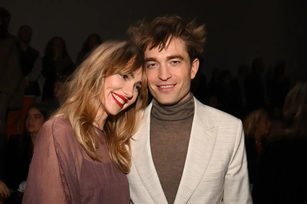 Ma cà rồng Robert Pattinson và bạn gái người mẫu lần đầu công khai lộ diện sau 4 năm yêu, visual cả đôi gây xôn xao - Ảnh 5.