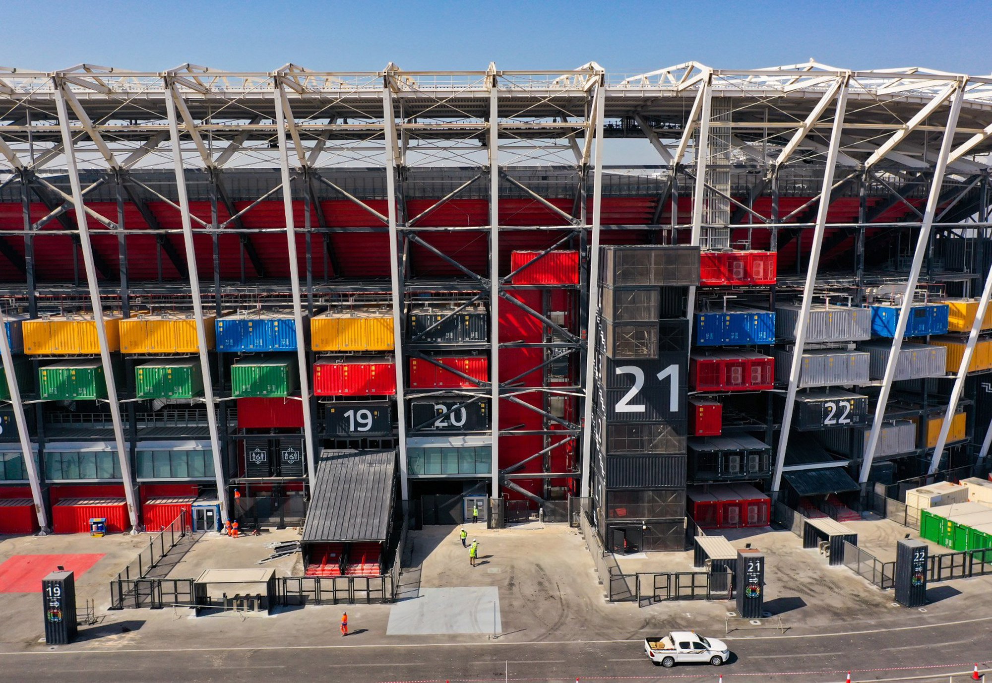 Được lắp ráp bằng 974 container, SVĐ 'lạ' nhất World Cup 2022 sắp bị tháo dỡ để vận chuyển tới nơi khác - Ảnh 1. Được lắp ráp bằng 974 container, SVĐ 'lạ' nhất World Cup 2022 sắp bị tháo dỡ để vận chuyển tới nơi khác - Ảnh 1.