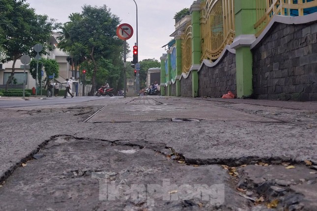 Gạch lát vỉa hè nhiều tuyến đường trung tâm TPHCM vỡ nát nhiều năm - Ảnh 3.