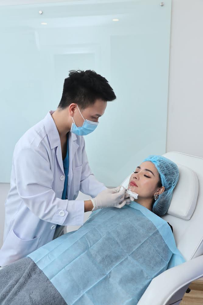 Bác sĩ điển trai tiết lộ những "sự thật" về nghề bác sĩ thẩm mỹ, kể về ca thẩm mỹ "đỉnh cao" từng can thiệp và trải lòng về một năm COVID-19 nhiều khó khăn trong nghề - Ảnh 7. Bác sĩ điển trai tiết lộ những "sự thật" về nghề bác sĩ thẩm mỹ, kể về ca thẩm mỹ "đỉnh cao" từng can thiệp và trải lòng về một năm COVID-19 nhiều khó khăn trong nghề - Ảnh 7.