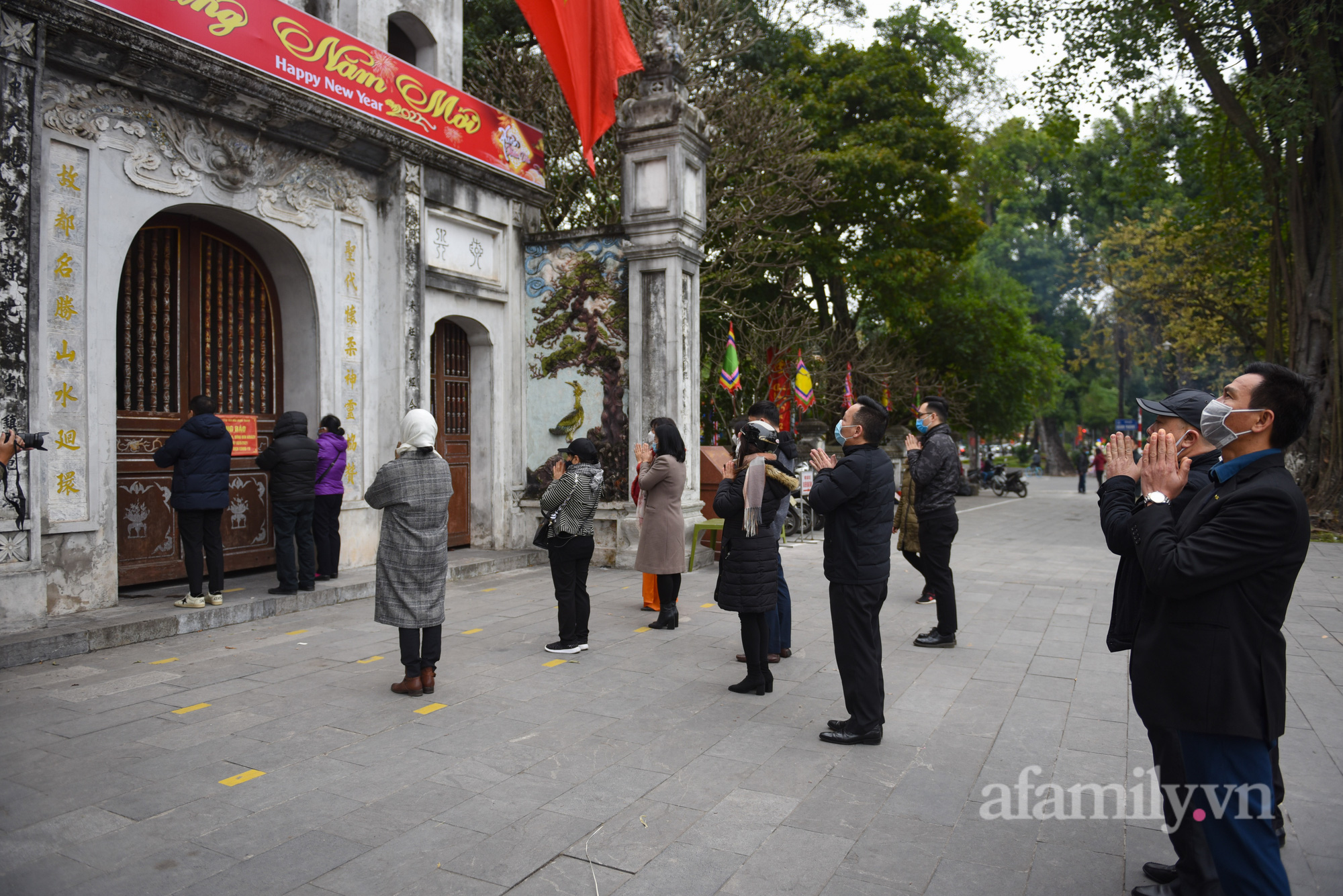 Ngày mùng 1 Tết, người Hà Nội đổ về đền, chùa vái vọng cầu bình an - Ảnh 7.