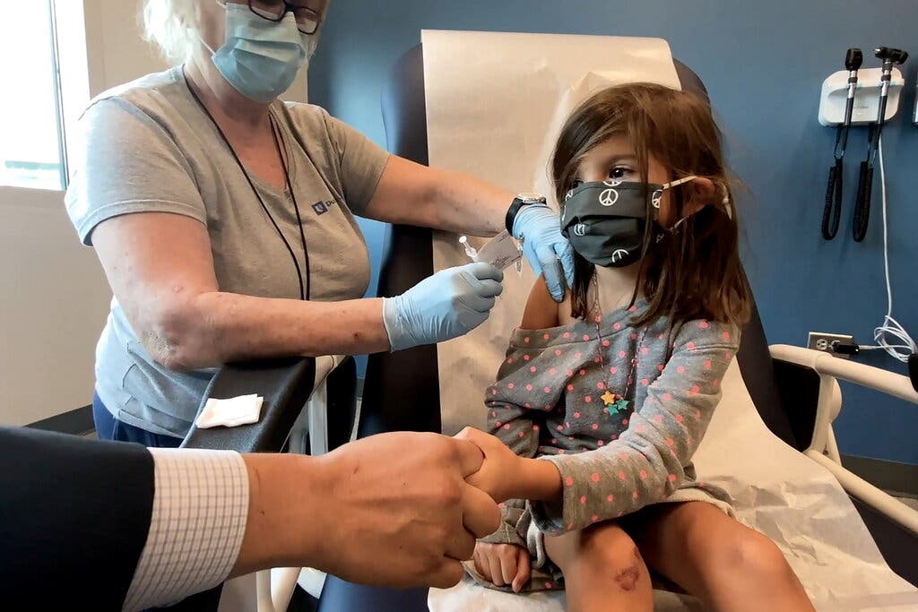 Mỹ triển khai tiêm vaccine COVID-19 cho trẻ dưới 5 tuổi trong tháng Hai - Ảnh 1.