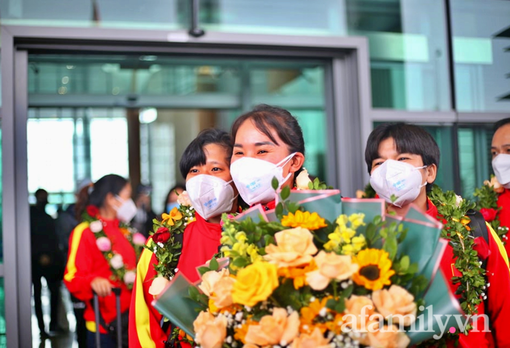 NÓNG: Chuyên cơ chở những cô gái vàng của bóng đá Việt Nam vừa hạ cánh sân bay Nội Bài - Ảnh 9.