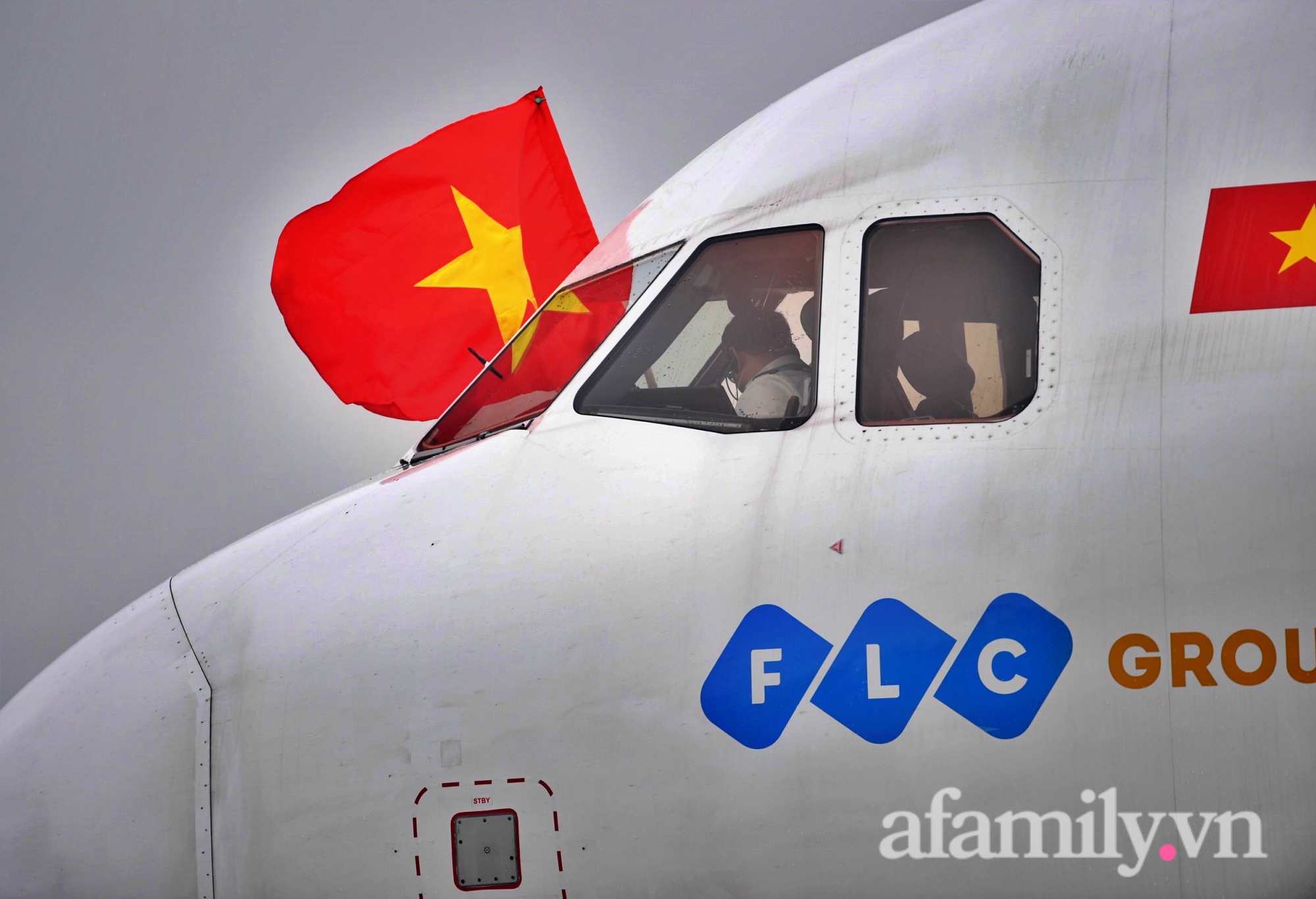 NÓNG: Chuyên cơ chở những cô gái vàng của bóng đá Việt Nam vừa hạ cánh sân bay Nội Bài - Ảnh 2.