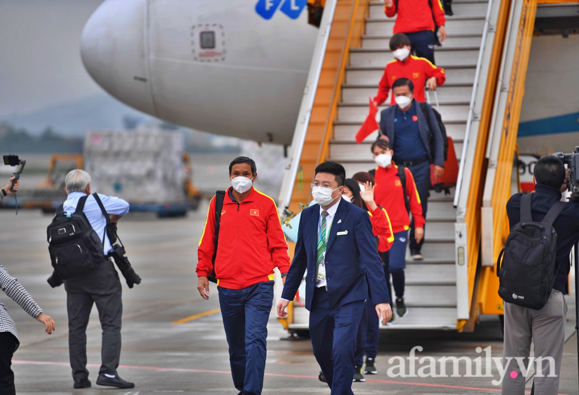 Chuyên cơ đưa ĐT nữ hạ cánh sân bay Nội Bài, người hâm mộ đón những cô gái vàng của bóng đá Việt Nam - Ảnh 4.