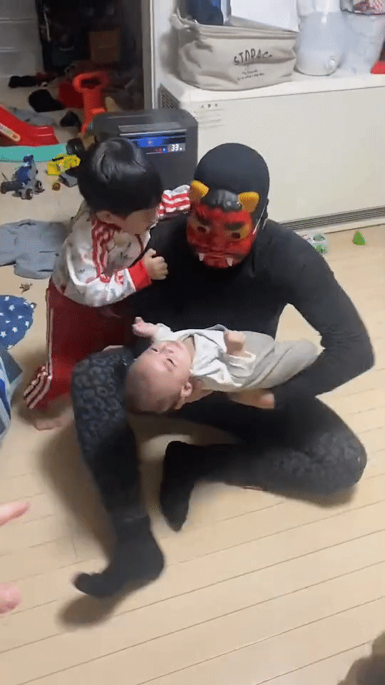 Giả làm quỷ vào nhà bắt cóc em bé, bố bị con trai đánh "thừa sống thiếu chết", xem đến cuối mới ngã ngửa - Ảnh 2. Giả làm quỷ vào nhà bắt cóc em bé, bố bị con trai đánh "thừa sống thiếu chết", xem đến cuối mới ngã ngửa - Ảnh 2.