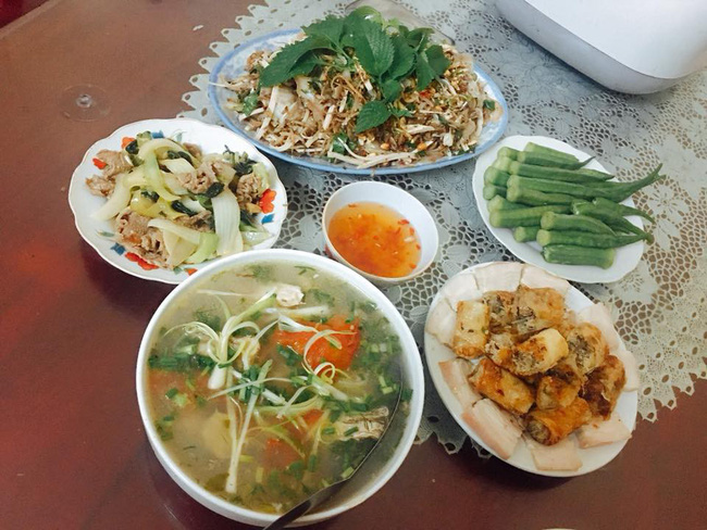 Vừa mới bê mâm cơm lên cho chồng ăn, anh đã đập tan đĩa nem nóng hổi, lý do đằng sau làm tôi sốc điếng người - Ảnh 2. Vừa mới bê mâm cơm lên cho chồng ăn, anh đã đập tan đĩa nem nóng hổi, lý do đằng sau làm tôi sốc điếng người - Ảnh 2.
