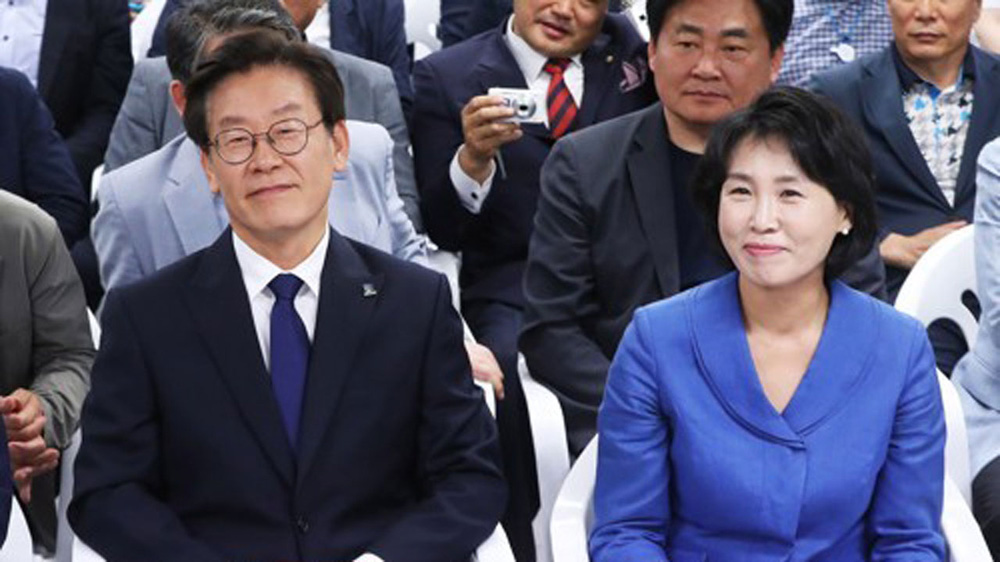 Vợ ứng viên tổng thống Hàn Quốc tuyên bố có khả năng bói siêu phàm, chồng có thể ngoại cảm - Ảnh 2.