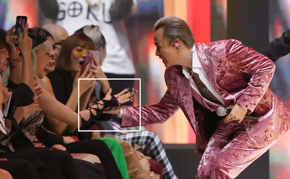 Cặp đôi Vbiz "hot" nhất hôm nay bị paparazzi tung ảnh hẹn hò: 5 lần 7 lượt thả thính, không chịu nhận yêu nhau nhưng lại hôn trước mặt nhiều người - Ảnh 10. Cặp đôi Vbiz "hot" nhất hôm nay bị paparazzi tung ảnh hẹn hò: 5 lần 7 lượt thả thính, không chịu nhận yêu nhau nhưng lại hôn trước mặt nhiều người - Ảnh 10.