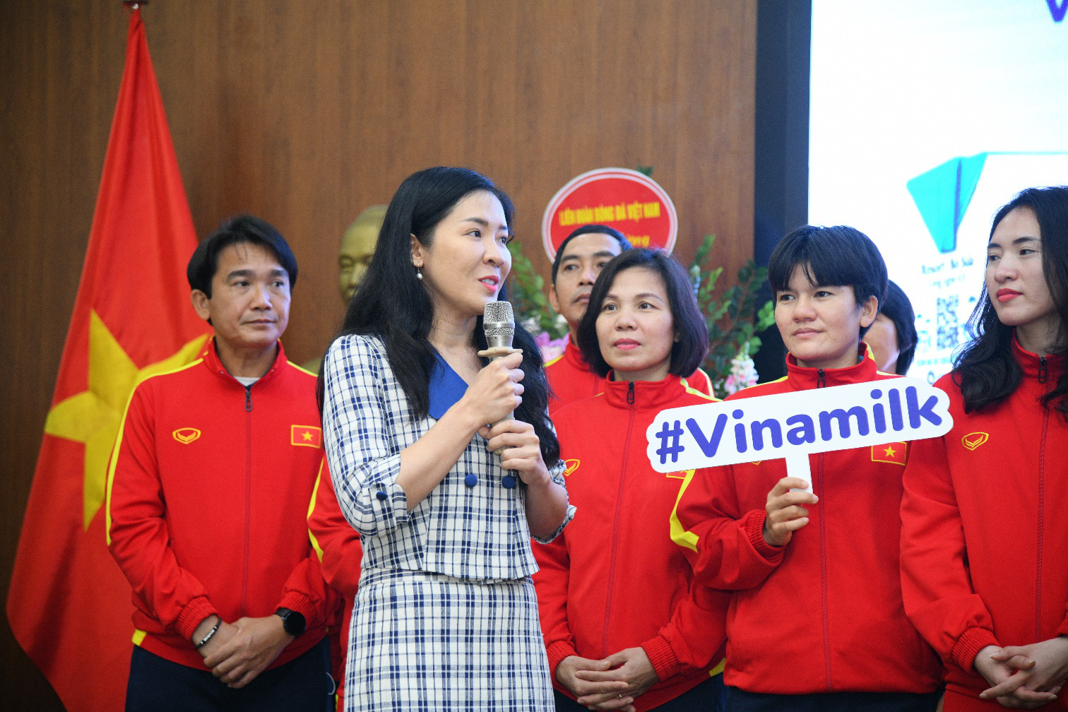 Vinamilk trao thưởng 500 triệu tiền mặt và 2 năm sử dụng sản phẩm để chúc mừng thành tích đội tuyển bóng đá nữ quốc gia - Ảnh 3.