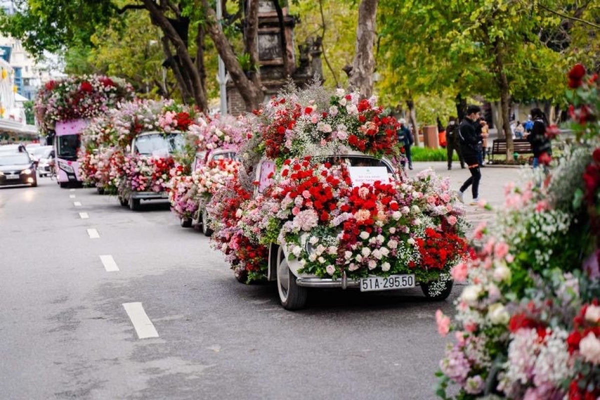 Valentine 2022: Màn tỏ tình ấn tượng với 99.999 bông hồng vừa diễn ra tại Hà Nội - Ảnh 1.
