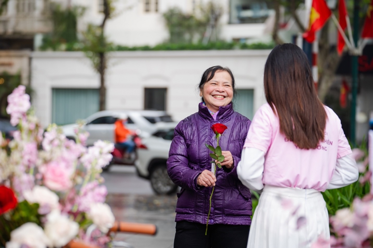 Valentine 2022: Màn tỏ tình ấn tượng với 99.999 bông hồng vừa diễn ra tại Hà Nội - Ảnh 11.