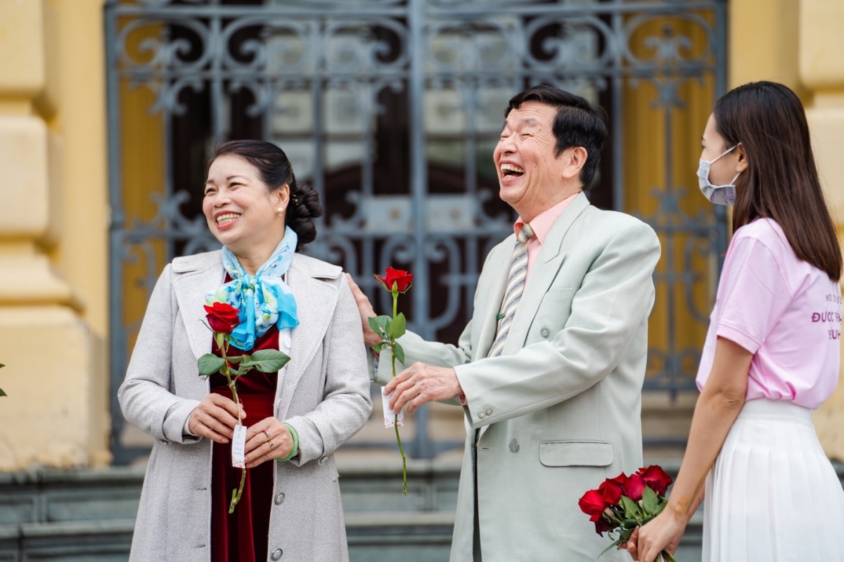 Valentine 2022: Màn tỏ tình ấn tượng với 99.999 bông hồng vừa diễn ra tại Hà Nội - Ảnh 12.