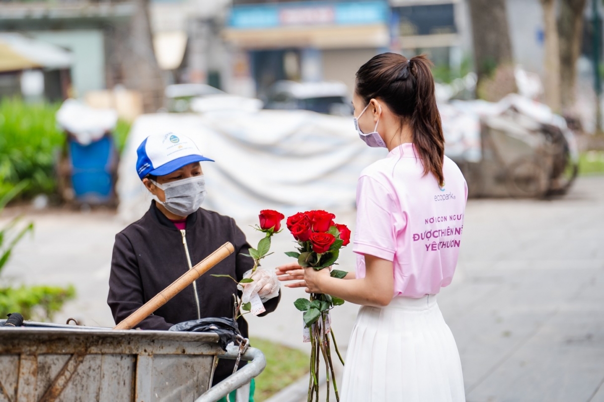 Valentine 2022: Màn tỏ tình ấn tượng với 99.999 bông hồng vừa diễn ra tại Hà Nội - Ảnh 13.