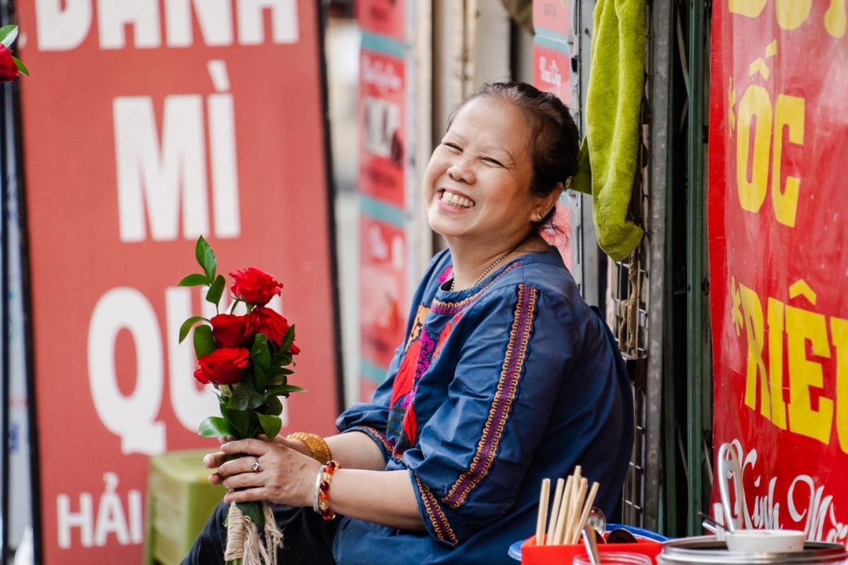 Valentine 2022: Màn tỏ tình ấn tượng với 99.999 bông hồng vừa diễn ra tại Hà Nội - Ảnh 17.