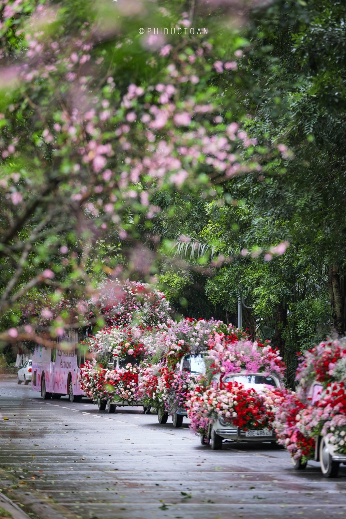 Valentine 2022: Màn tỏ tình ấn tượng với 99.999 bông hồng vừa diễn ra tại Hà Nội - Ảnh 3.