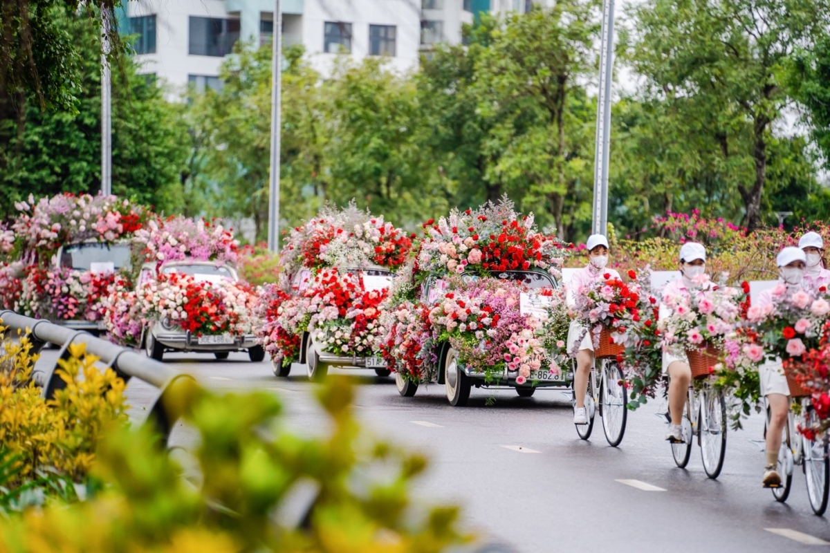 Valentine 2022: Màn tỏ tình ấn tượng với 99.999 bông hồng vừa diễn ra tại Hà Nội - Ảnh 4.