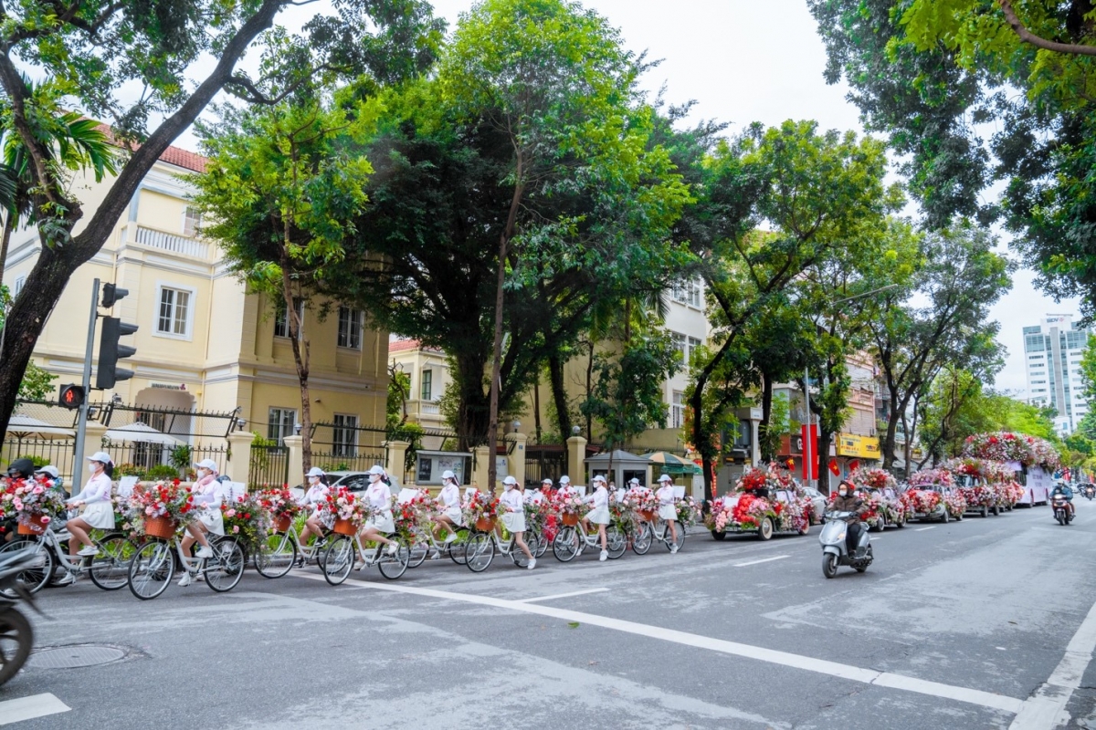 Valentine 2022: Màn tỏ tình ấn tượng với 99.999 bông hồng vừa diễn ra tại Hà Nội - Ảnh 5.