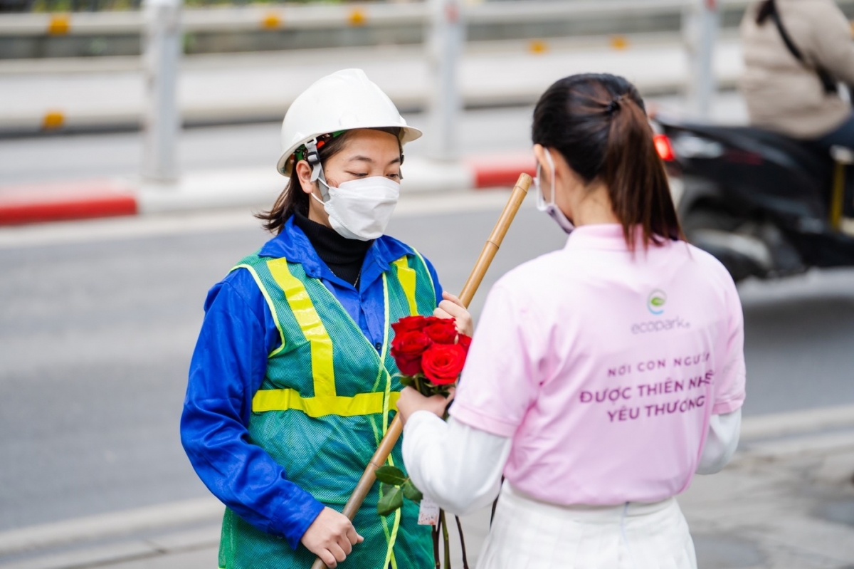 Valentine 2022: Màn tỏ tình ấn tượng với 99.999 bông hồng vừa diễn ra tại Hà Nội - Ảnh 6.