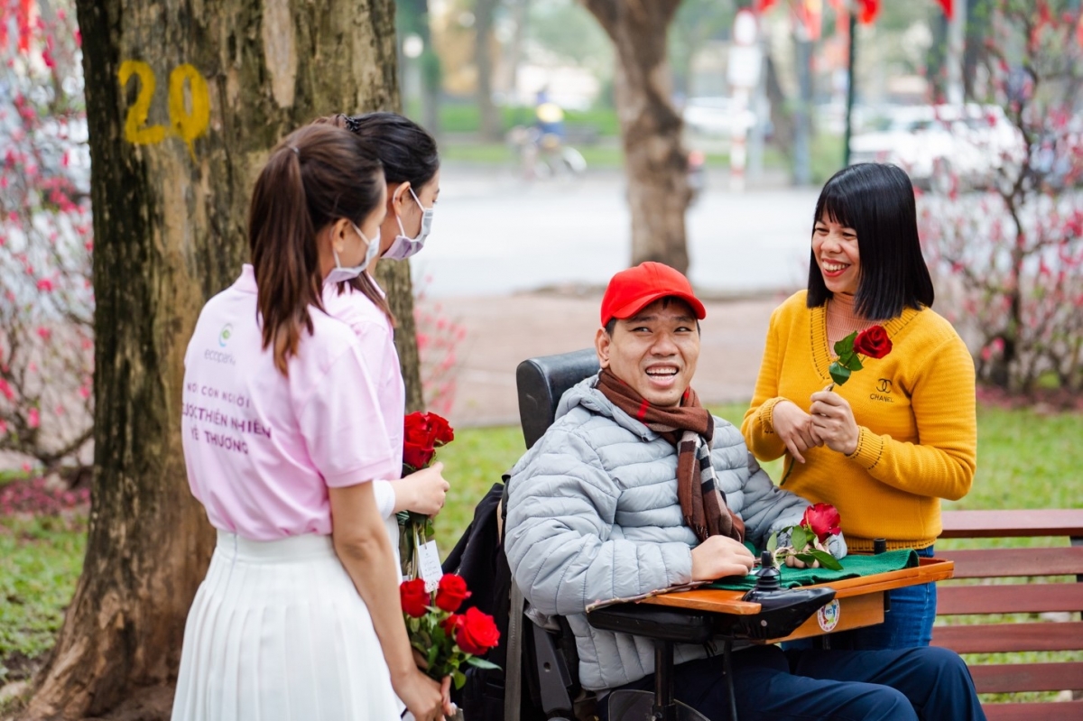 Valentine 2022: Màn tỏ tình ấn tượng với 99.999 bông hồng vừa diễn ra tại Hà Nội - Ảnh 8.