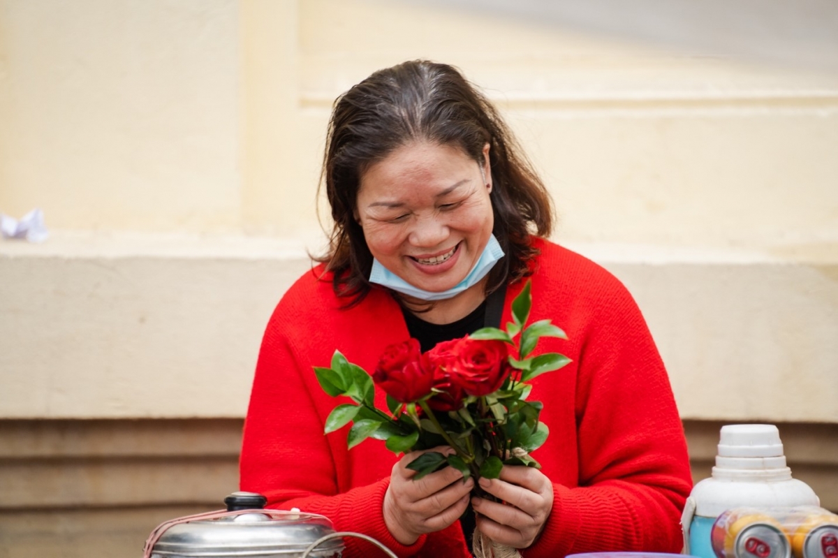 Valentine 2022: Màn tỏ tình ấn tượng với 99.999 bông hồng vừa diễn ra tại Hà Nội - Ảnh 9.