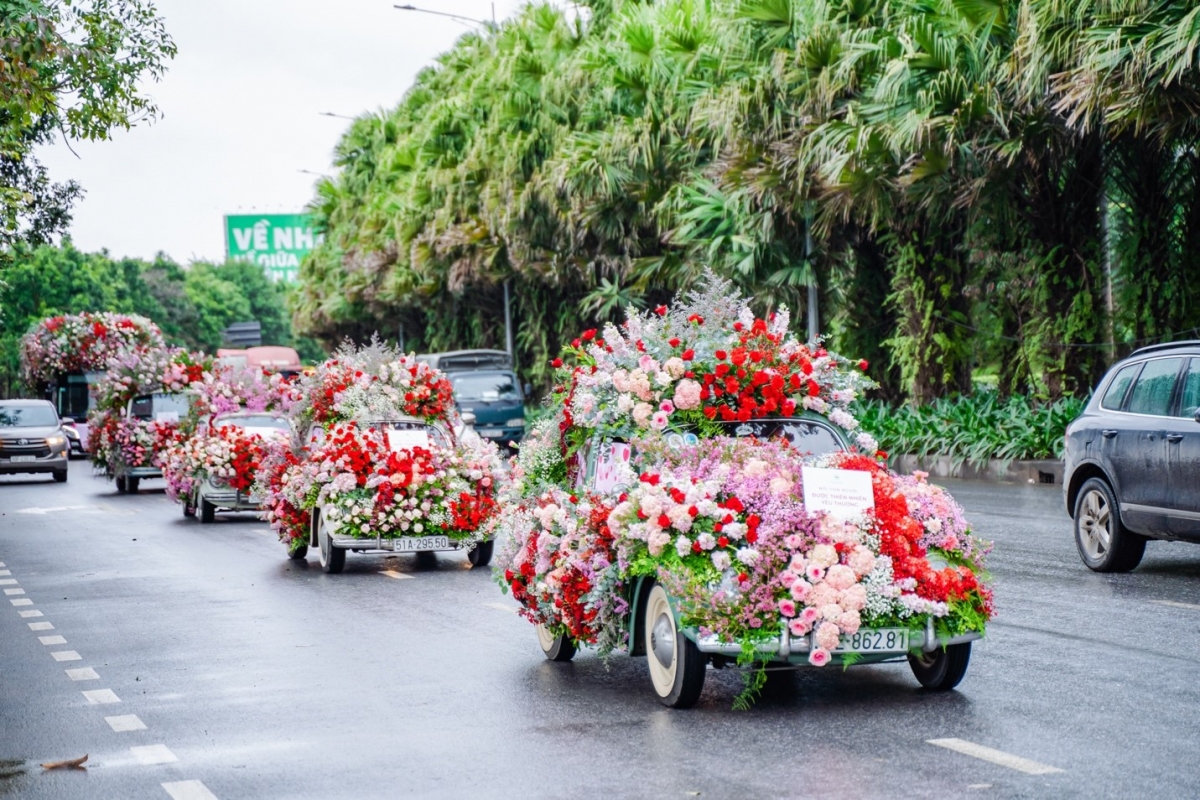 Valentine 2022: Màn tỏ tình ấn tượng với 99.999 bông hồng vừa diễn ra tại Hà Nội - Ảnh 2.