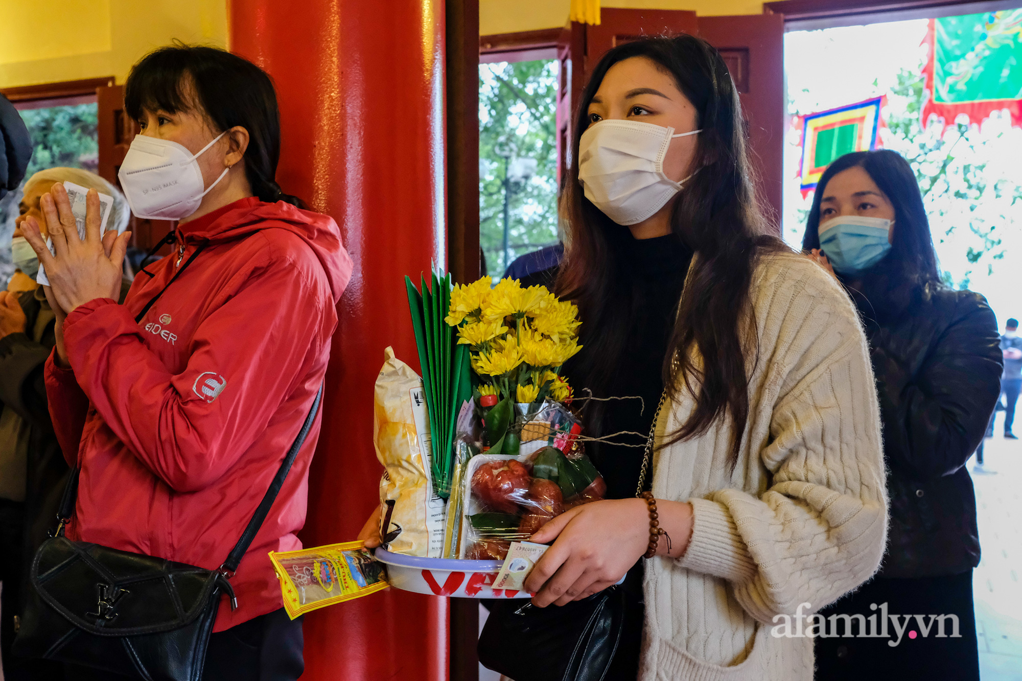 Phủ Tây Hồ đông nghẹt người đến cầu tài lộc vào ngày Rằm tháng Giêng - Ảnh 6. Phủ Tây Hồ đông nghẹt người đến cầu tài lộc vào ngày Rằm tháng Giêng - Ảnh 6.
