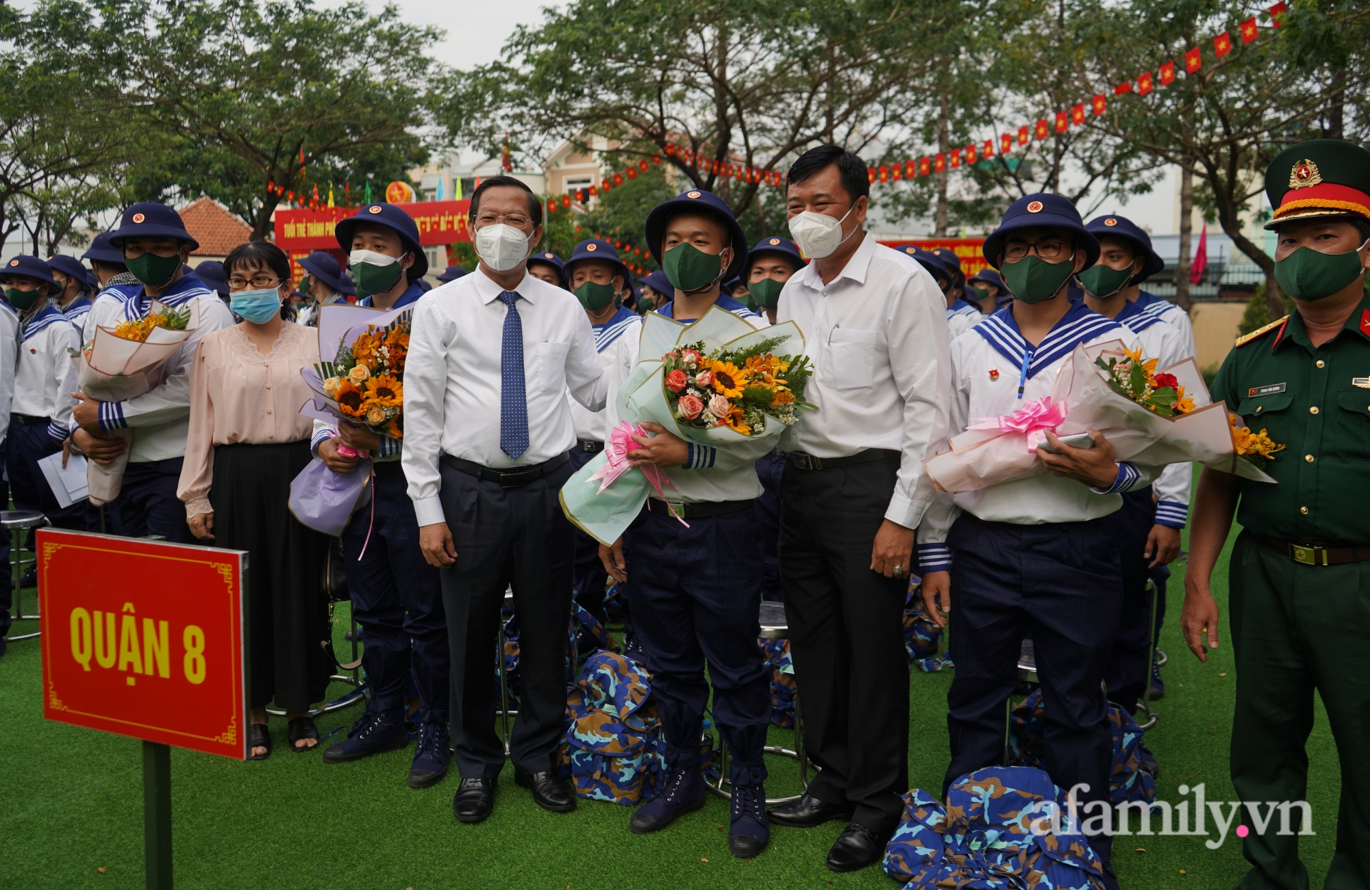 Ngày hội tòng quân TP.HCM 2022: Tân binh hăng hái lên đường nhập ngũ, người thân bị rịn dặn dò, hàng trăm người dân vẫy tay động viên - Ảnh 4.