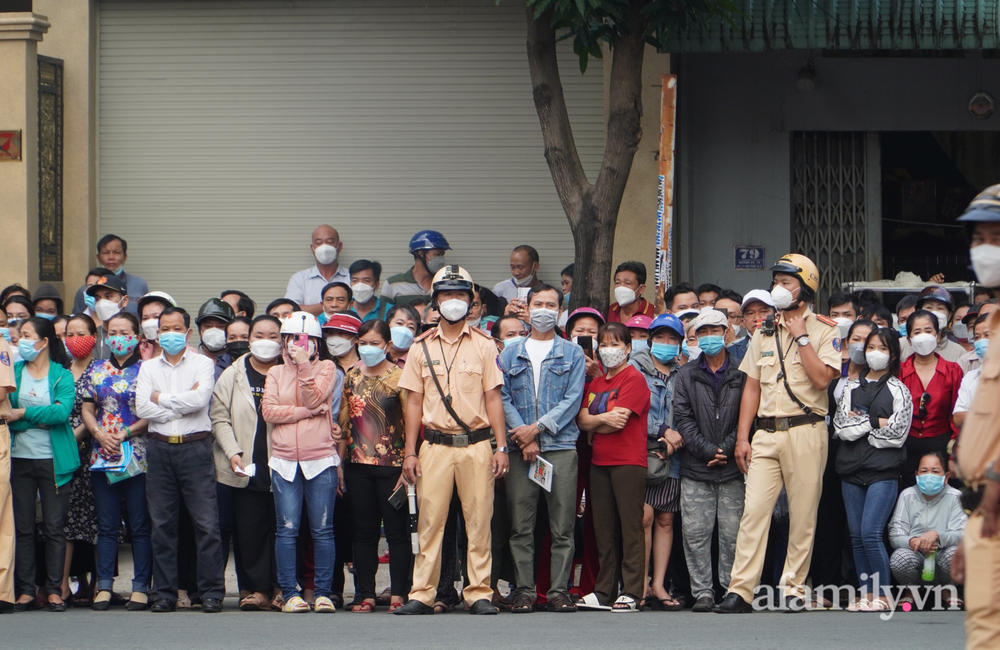 Ngày hội tòng quân TP.HCM 2022: Tân binh hăng hái lên đường nhập ngũ, người thân bị rịn dặn dò, hàng trăm người dân vẫy tay động viên - Ảnh 5.