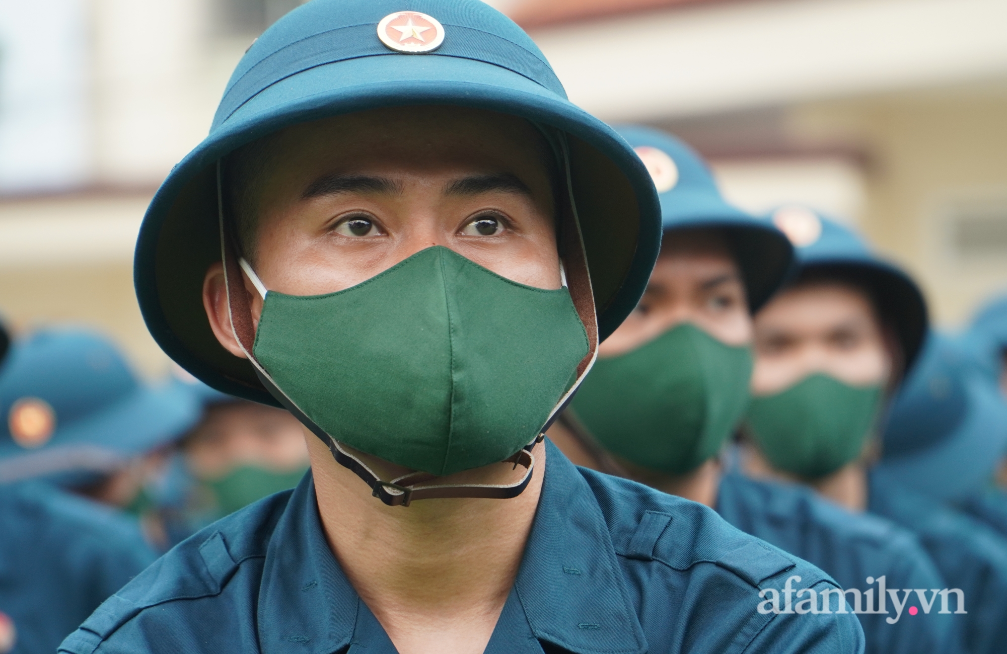 Ngày hội tòng quân TP.HCM 2022: Tân binh hăng hái lên đường nhập ngũ, người thân bị rịn dặn dò, hàng trăm người dân vẫy tay động viên - Ảnh 3.