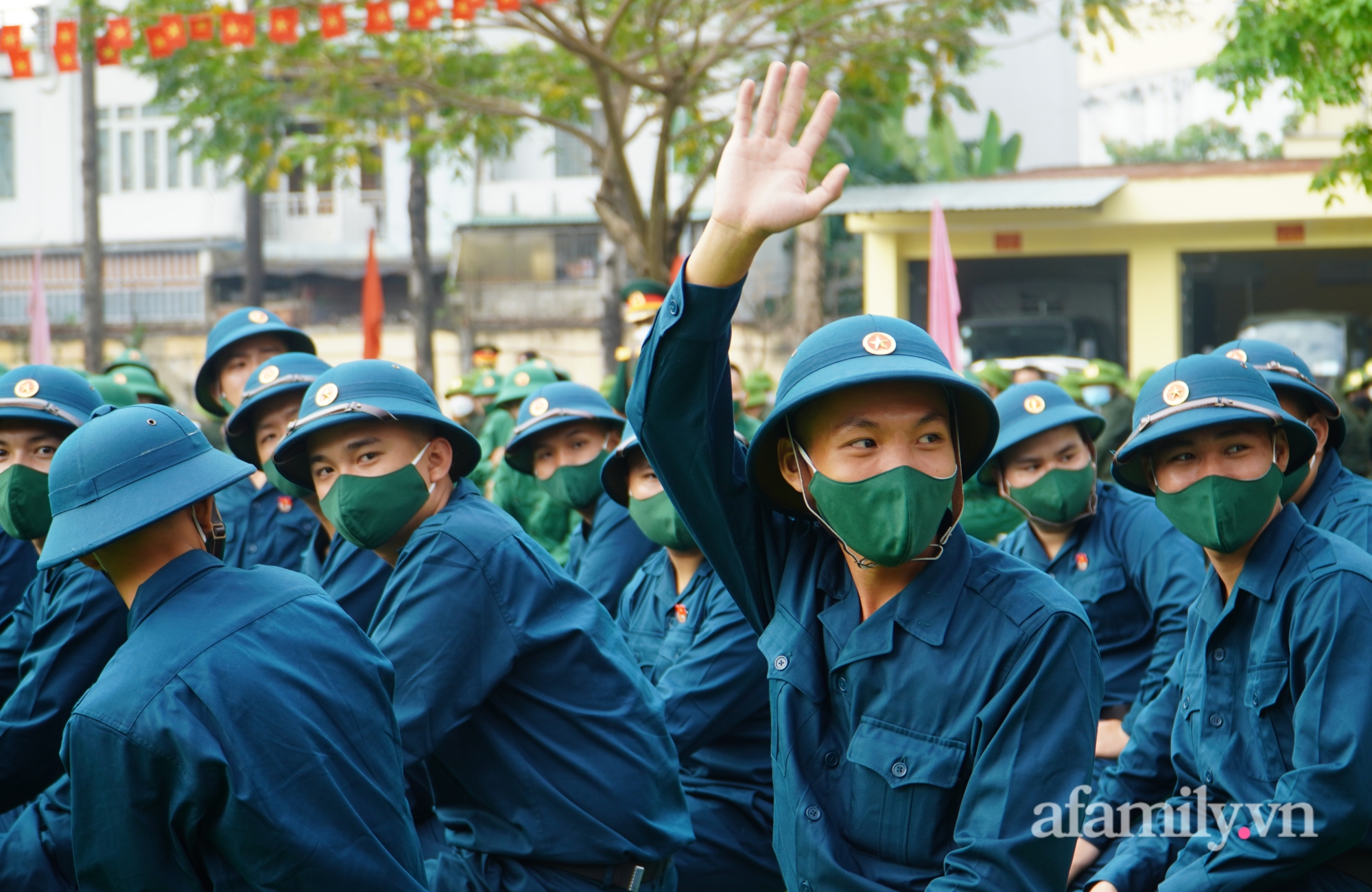 Ngày hội tòng quân TP.HCM 2022: Tân binh hăng hái lên đường nhập ngũ, người thân bị rịn dặn dò, hàng trăm người dân vẫy tay động viên - Ảnh 7.