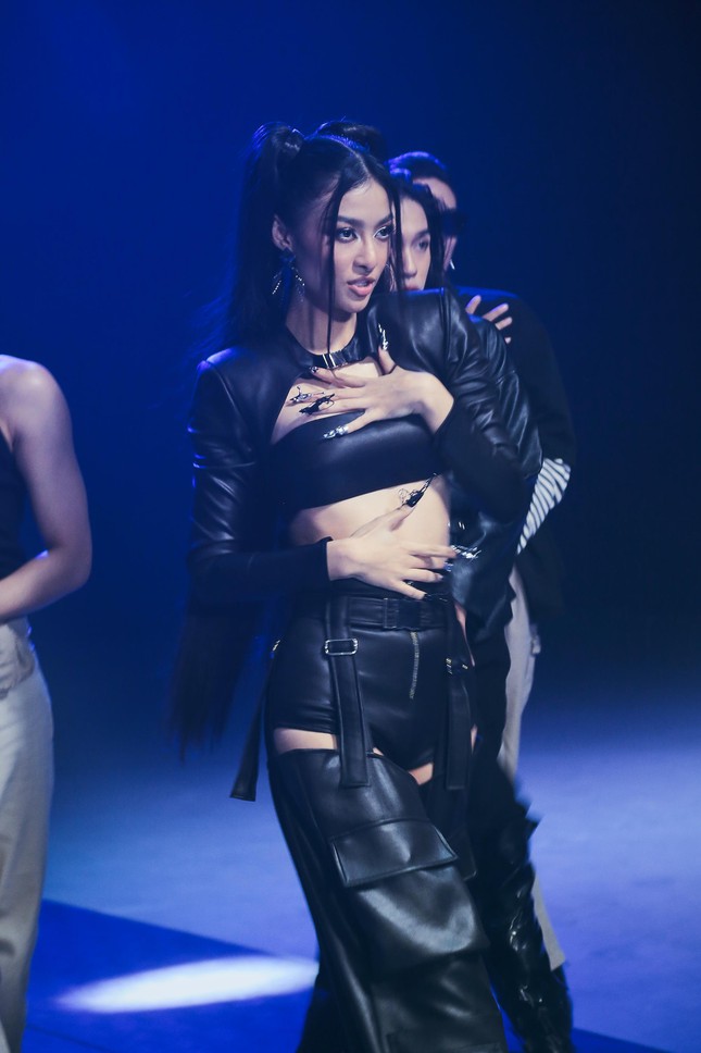 Á hậu Kiều Loan chính thức lấn sân làm ca sĩ, hé lộ loạt ảnh nóng bỏng trong MV đầu tay - Ảnh 3.