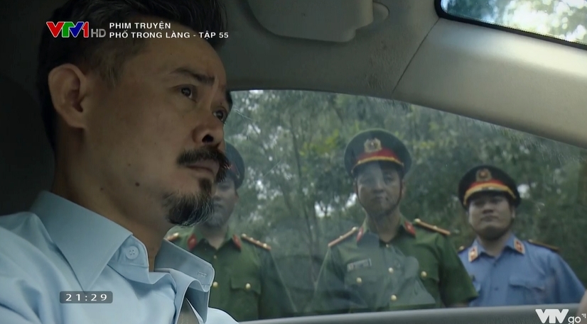 Phố trong làng: Bố Ngọc bị bắt, mẹ khai nhận hết tội lỗi, nam - nữ chính "toang" trước thềm tập cuối? - Ảnh 3. Phố trong làng: Bố Ngọc bị bắt, mẹ khai nhận hết tội lỗi, nam - nữ chính "toang" trước thềm tập cuối? - Ảnh 3.