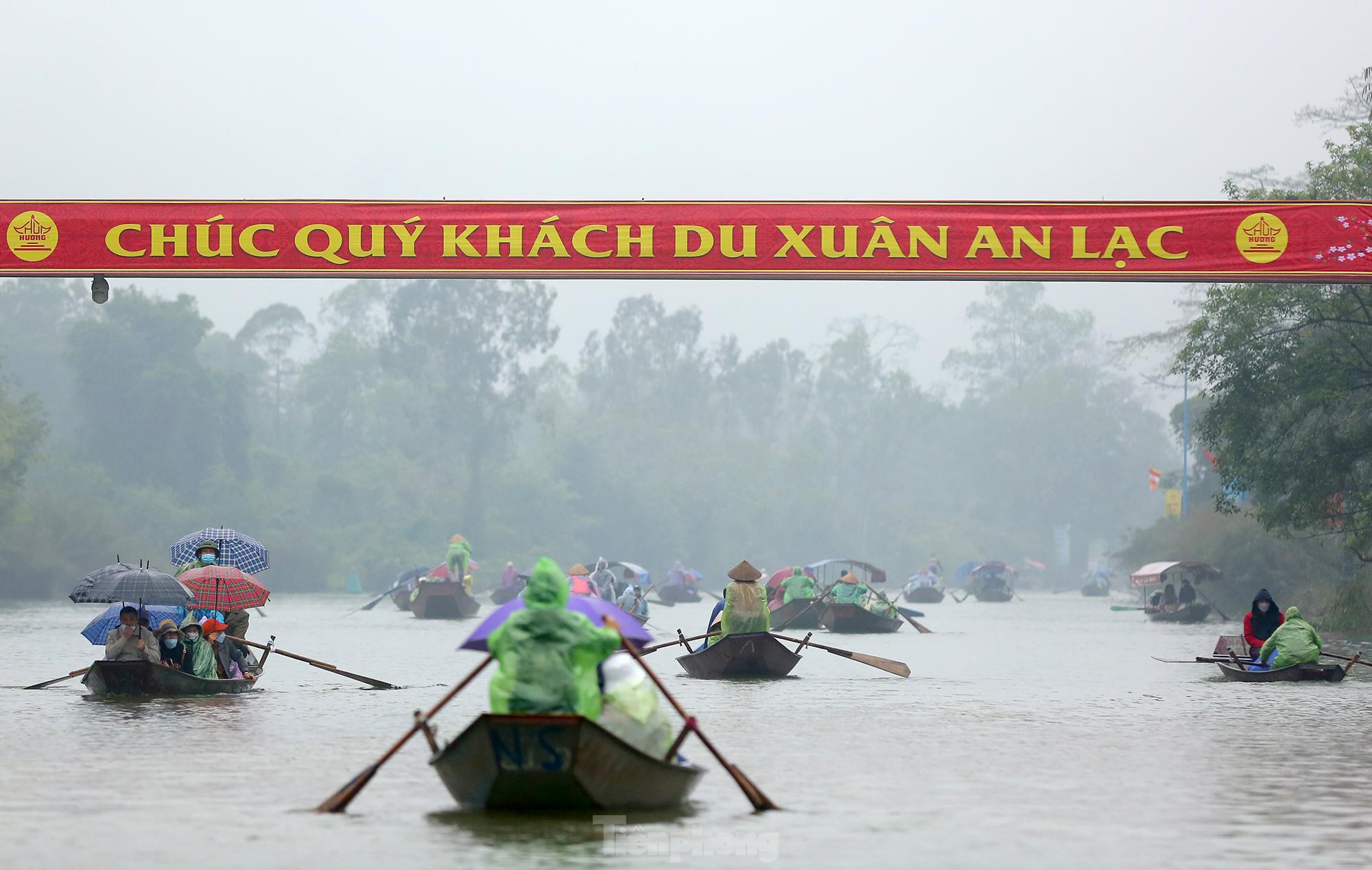 Du khách tấp nập vào động Hương Tích ngày đầu chùa Hương mở cửa - Ảnh 1.