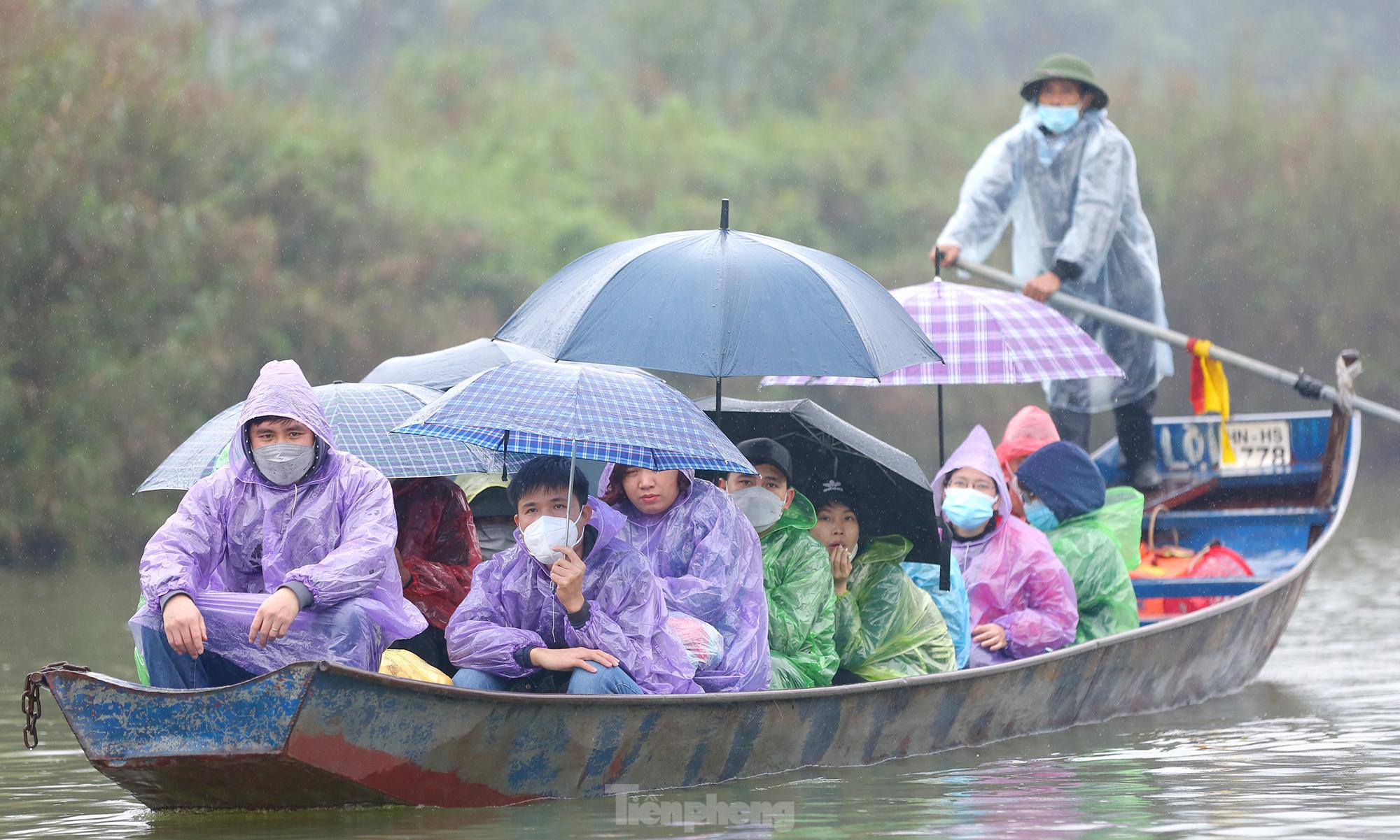 Du khách tấp nập vào động Hương Tích ngày đầu chùa Hương mở cửa - Ảnh 2.