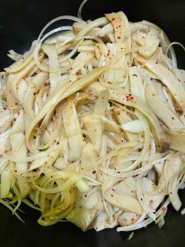 Nh&igrave;n qua tưởng đĩa thịt g&agrave; x&eacute; phay nhưng đ&acirc;y lại l&agrave; m&oacute;n to&agrave;n rau: Ăn thường xuy&ecirc;n chống được khối bệnh! - Ảnh 8.