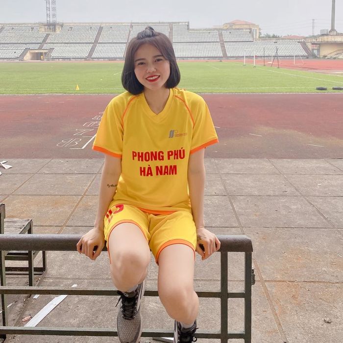 Nữ cầu thủ Việt xa con gái 8 tháng để thi đấu, lúc về con không nhận ra mẹ, gọi mẹ là chị - Ảnh 4.