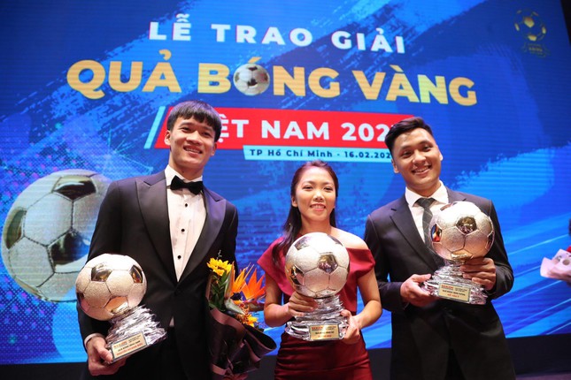 Nguyễn Hoàng Đức bỏ xa Quang Hải, đoạt Quả bóng vàng Việt Nam 2021 - Ảnh 1.