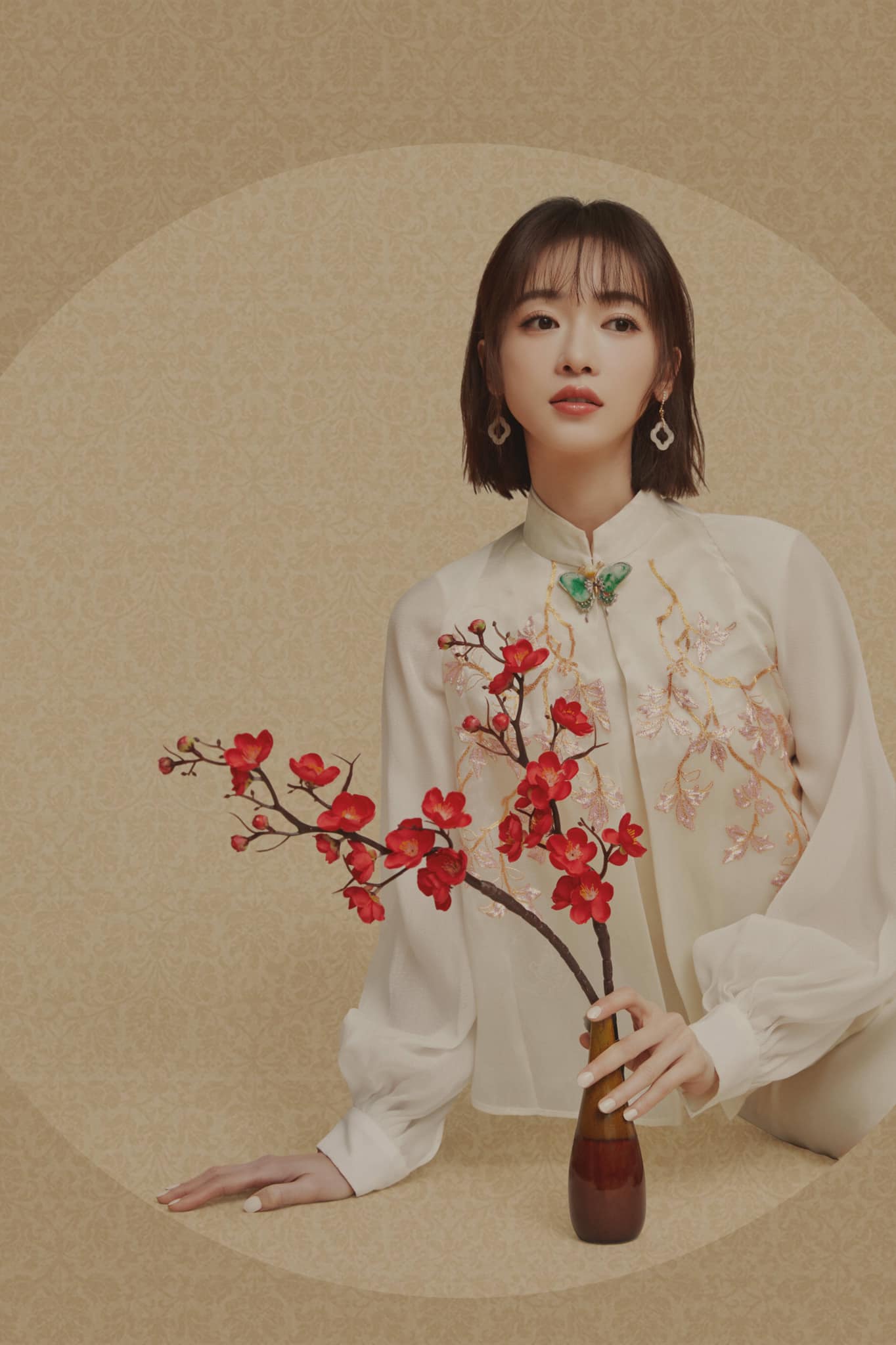 Ngô Cẩn Ngôn lên sân khấu thì đẹp rực rỡ, nhìn ảnh thực tế lại quá gầy, có gì khác so với thời Diên Hi công lược? - Ảnh 6.