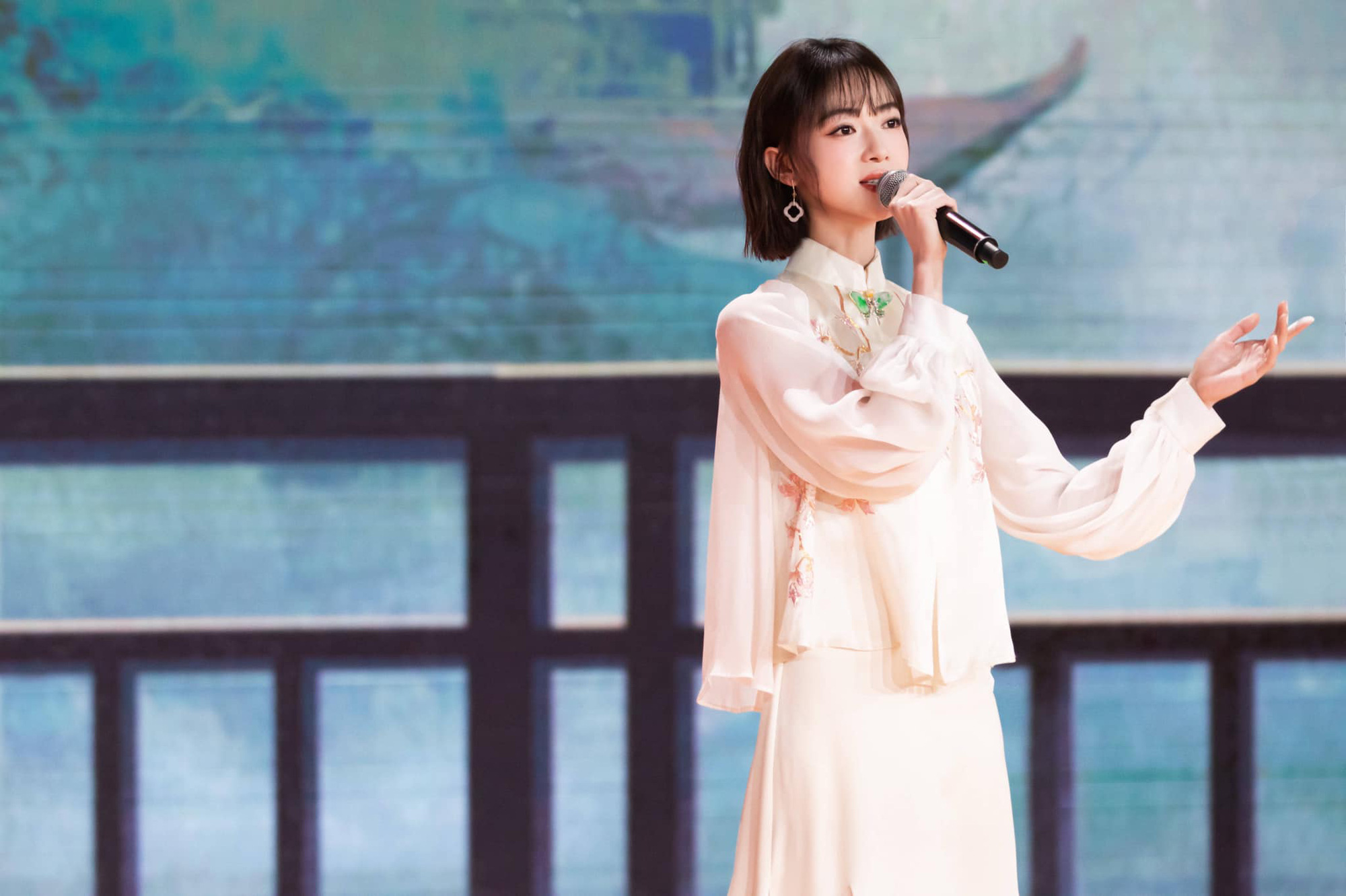 Ngô Cẩn Ngôn lên sân khấu thì đẹp rực rỡ, nhìn ảnh thực tế lại quá gầy, có gì khác so với thời Diên Hi công lược? - Ảnh 2.