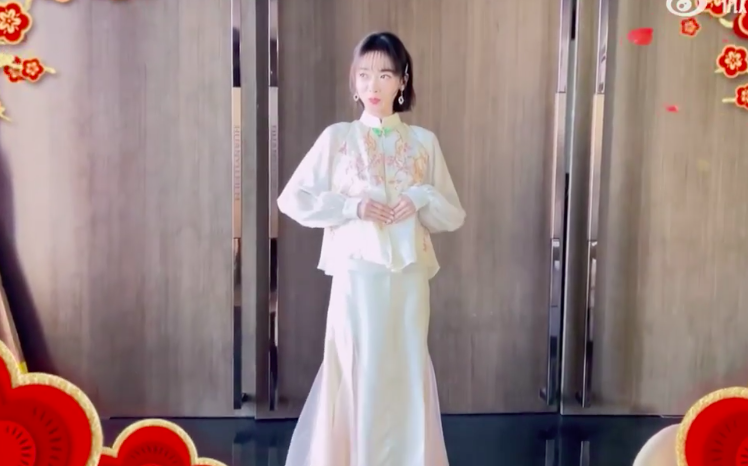 Ngô Cẩn Ngôn lên sân khấu thì đẹp rực rỡ, nhìn ảnh thực tế lại quá gầy, có gì khác so với thời Diên Hi công lược? - Ảnh 11.